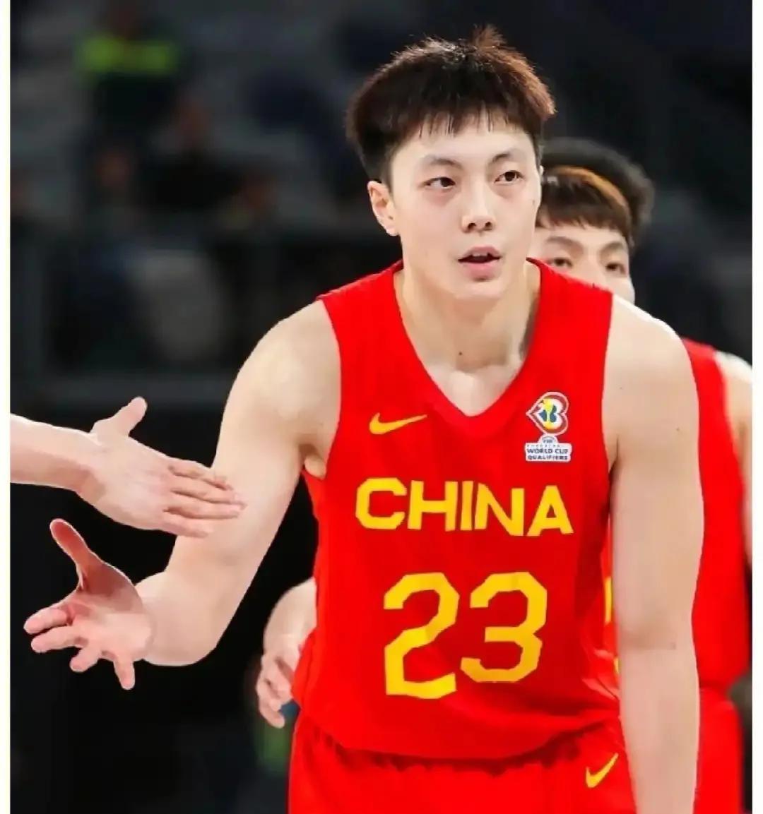 胡明轩在亚洲杯打了一场好球，决赛打澳大利亚得到26分，中国男篮还输了。前面几场打