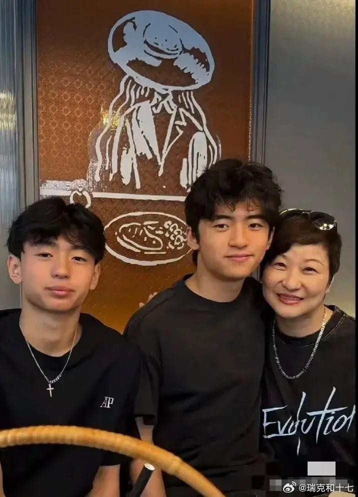 Lucas真的是用爱养出的宝贝两兄弟吃饭的时候遇到店主阿姨很喜欢他们小q还有点儿