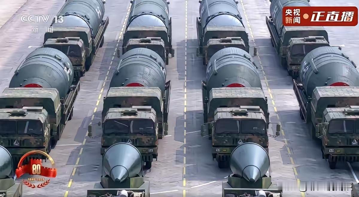 阅兵中展示了长剑1000、东风5C、东风61、激光武器等大国神器。