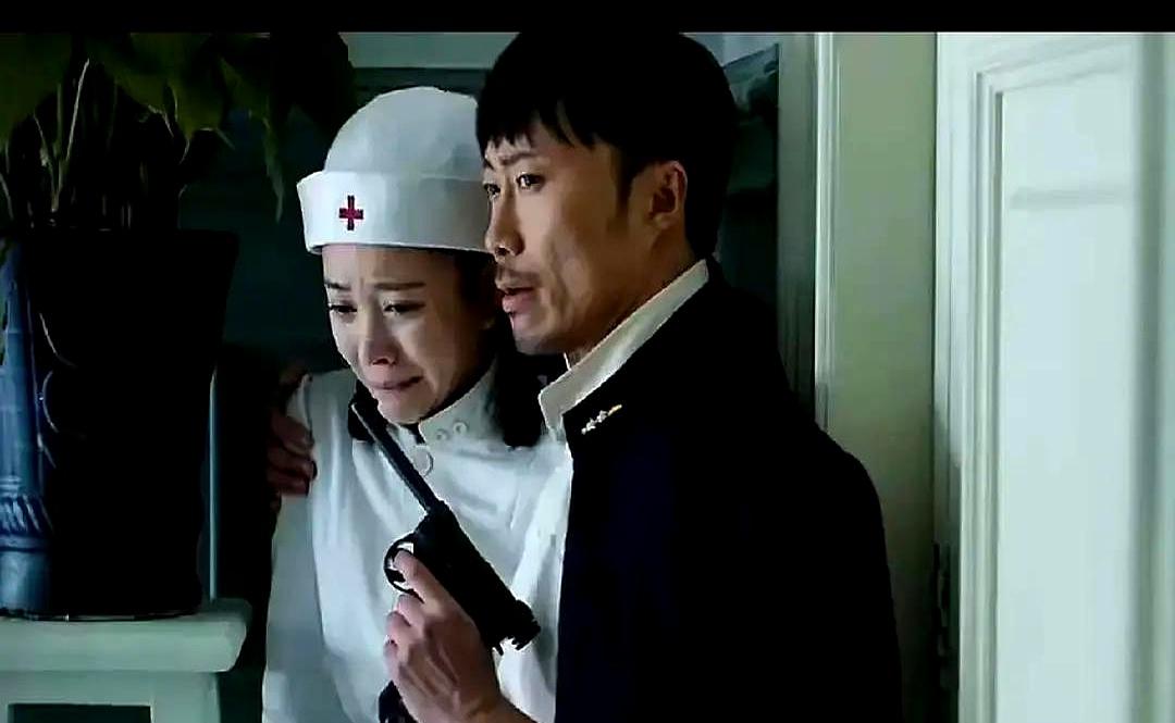 威特被围，暗号变催命抖肩撞桌腿，是想让护士别出声。护士把节奏听成