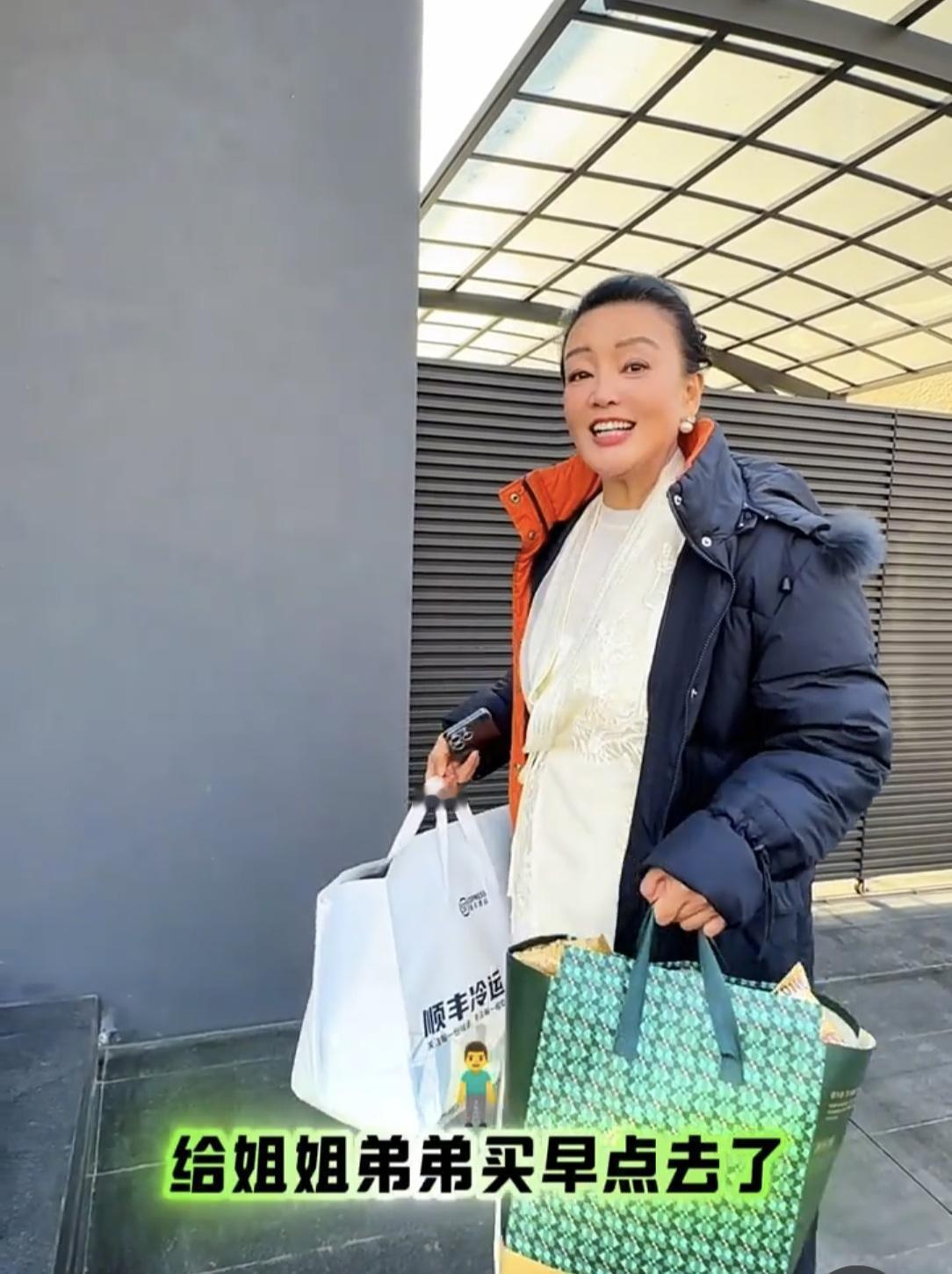 原来汪小菲现身机场真的是去接玥玥和小霖霖的，张兰今天发视频一大早她就起床给姐姐和