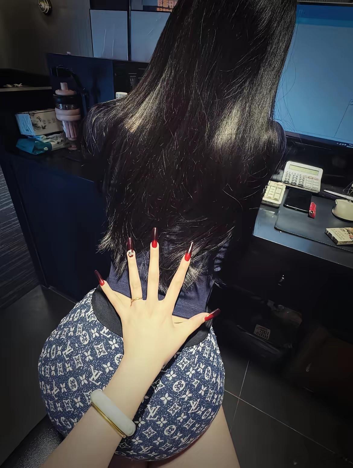 这腰臀比也是没谁了！[玫瑰][笑着哭]​​​