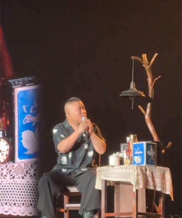 岳云鹏演唱会的演出事故，倒成了一个有趣的包袱。这件事，若是发生在别的歌手的演唱会