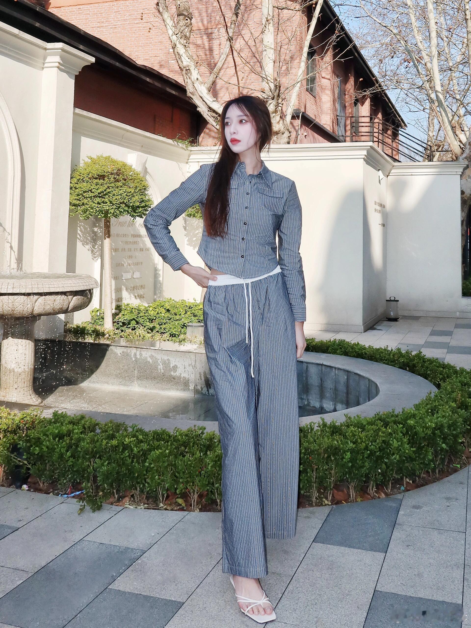 垆边人似月，皓腕凝霜雪