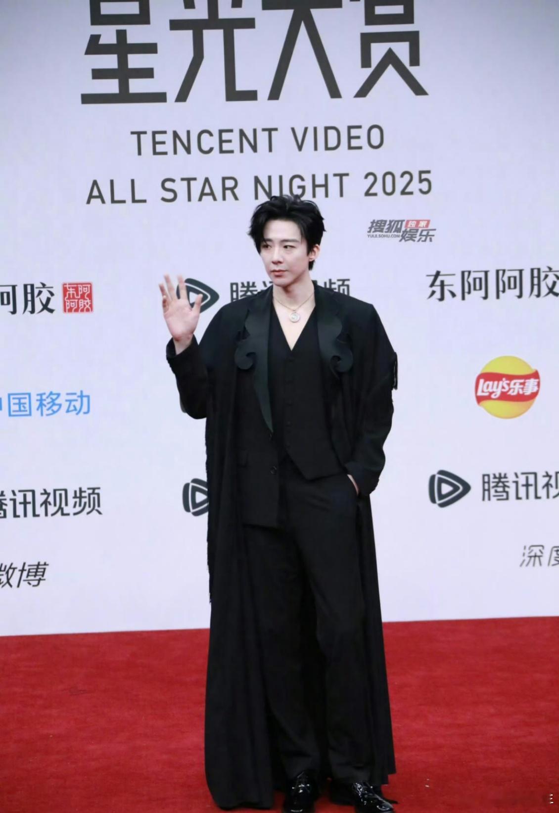 刘宇宁是因为什么升咖的论升咖？刘宇宁靠的是实打实的作品和人格魅力！舞台上他是光