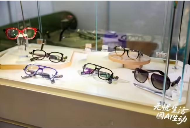 豆包大模型联合润欣科技、老凤祥，正在开发一款AI眼镜，价格大概2000元以内。这