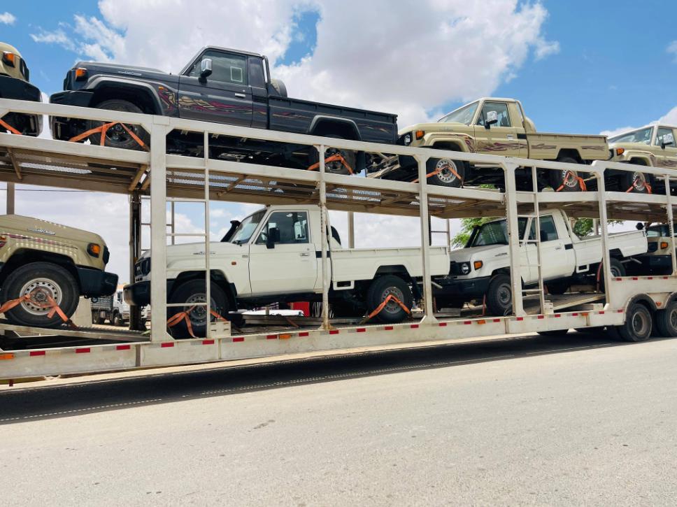 一支载有70多辆丰田陆地巡洋舰技术车辆的大型拖车车队抵达索马里兰柏培拉港。这些