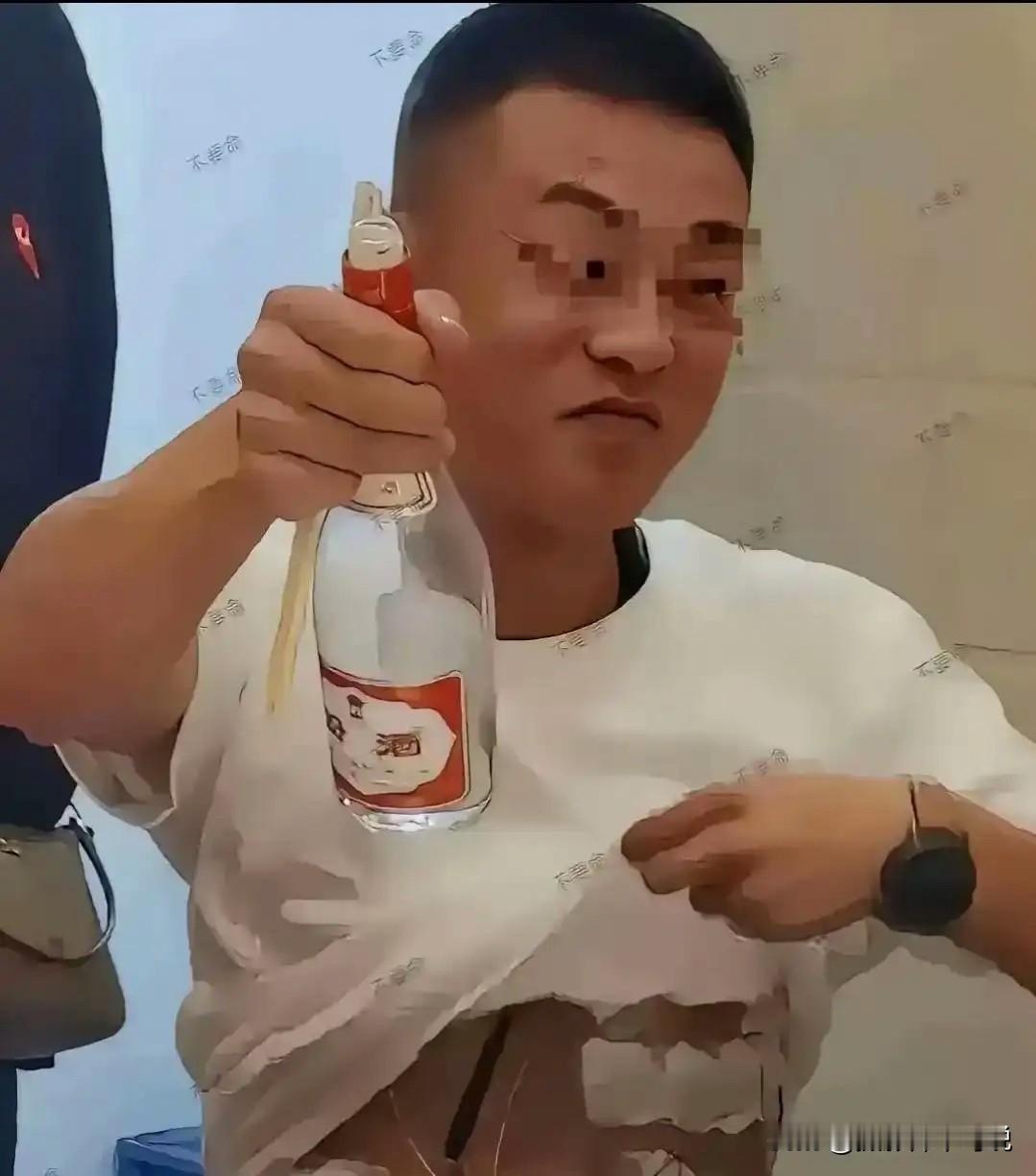 酒局上遇到这样的狠人，赶紧撤或者绝对不要碰酒杯，相信我！这种还在病中都敢大口喝酒