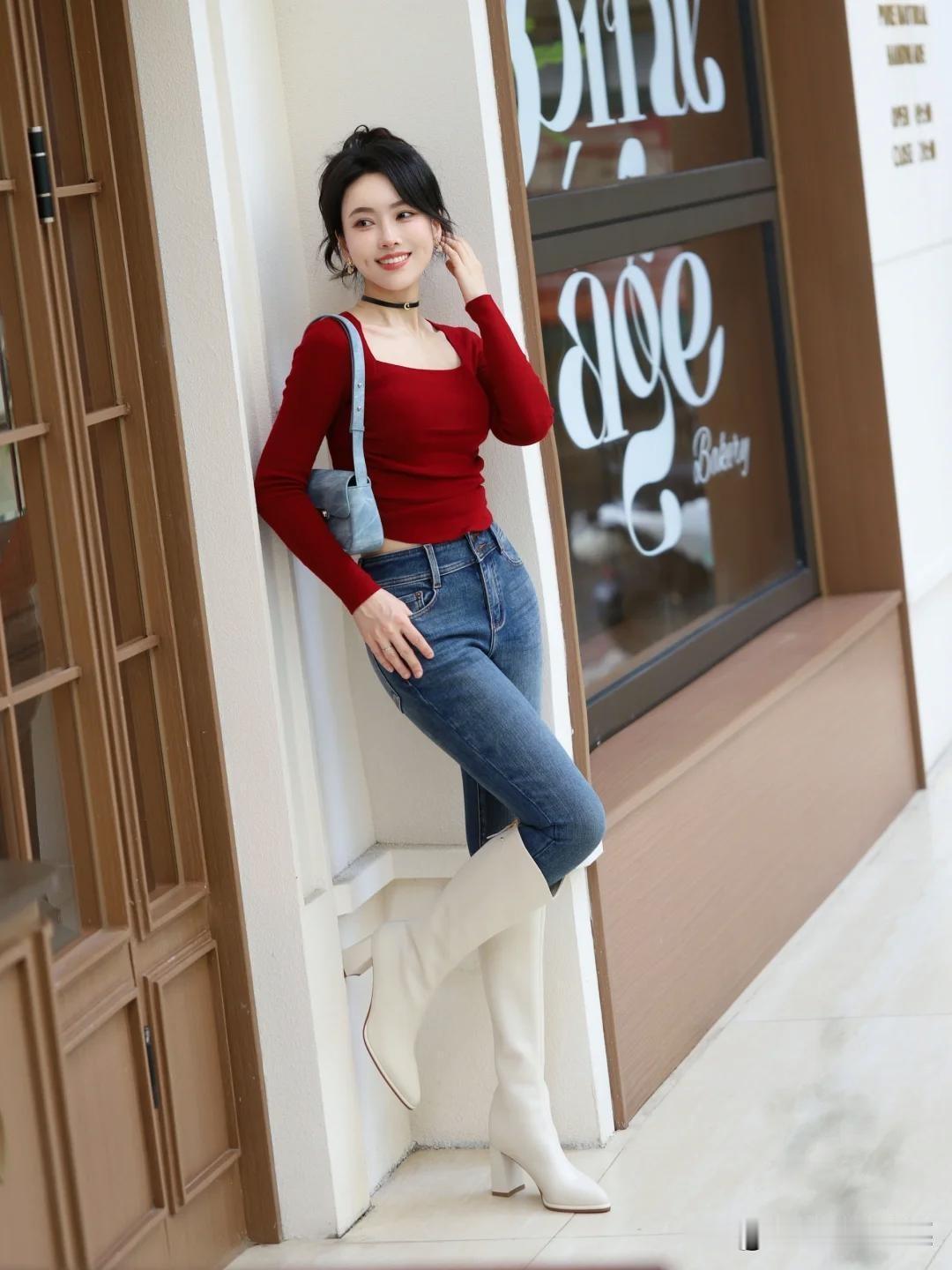 红杉色的马靴搭配铅笔裤，简直绝了！铅笔裤虽然常见，但胜在百搭显瘦。它修身的版型