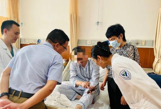 “这医院火了！”7月15日，浙江义乌，男子因胸闷到医院检查，他认为结果出来时医生