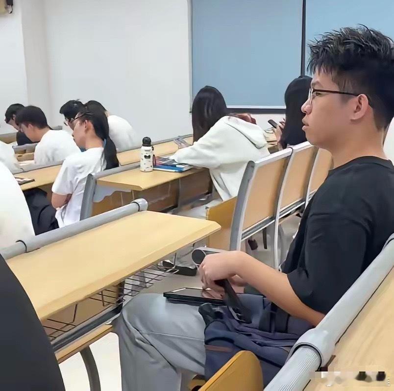 南审的事刚过去，华理又梅开二度。这个女生聪明的多，当时在上课，她察觉自己被拍，假
