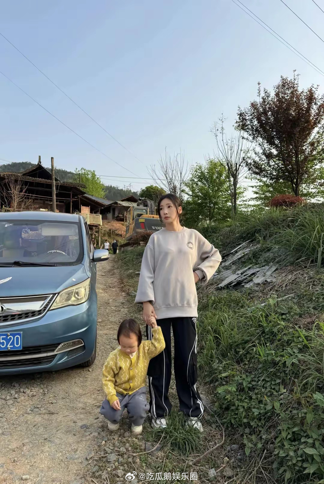 45岁柳岩回衡阳老家过节，到镇上吃粉，带侄女出去玩，非常接地气​​​