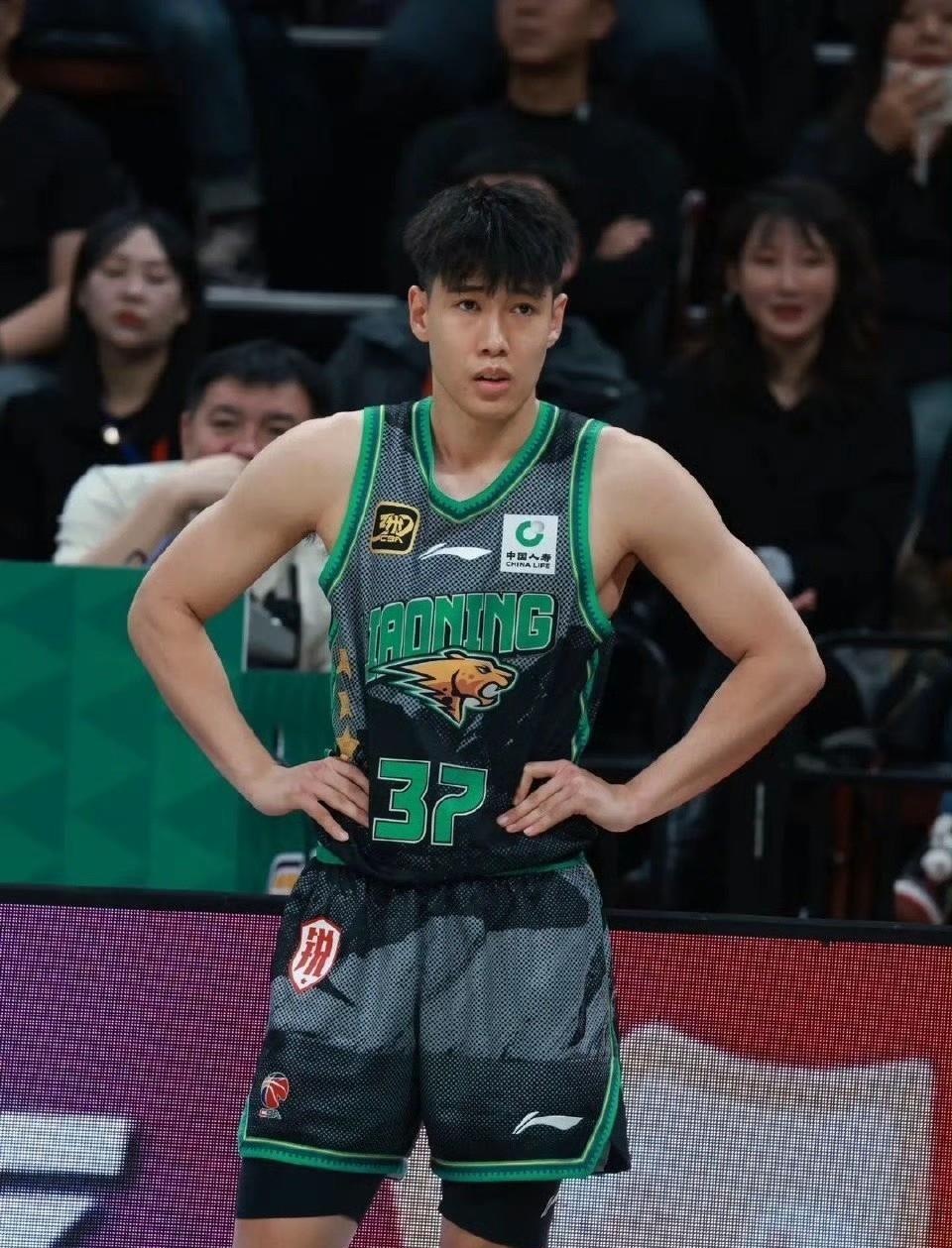 李虎翼大概率永久转会山西汾酒男篮！有消息说，辽宁本钢男篮后卫球员李虎翼将被山西