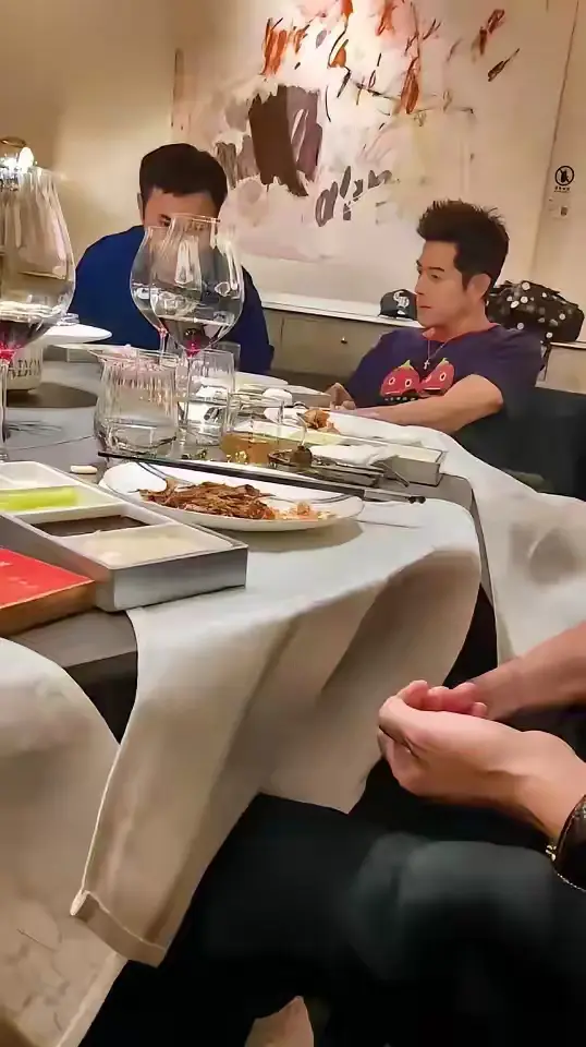 郭富城聚餐怎么都不喝酒或者饮料