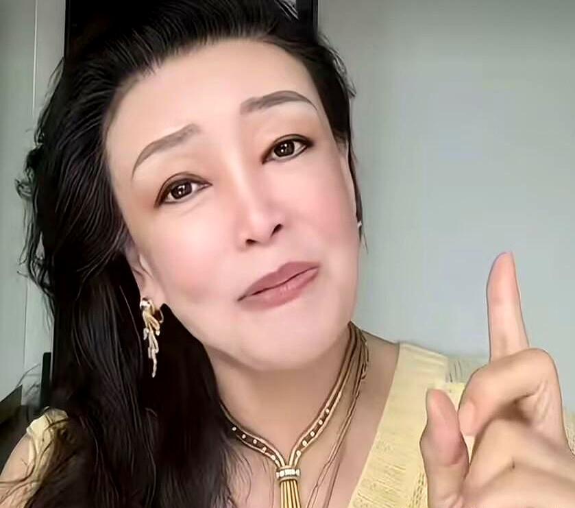 兰姐今天接小霖霖放学，孩子一句话把人甜得晕了。小霖霖牵着朋友，骄傲地把旁边的阿