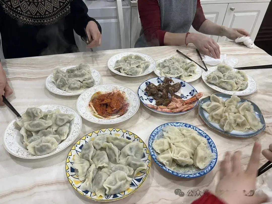 青岛妈妈晒五口晚餐引爆朋友圈！一桌饺子两盘剩菜，网友泪目：这才是山东人刻在骨子里