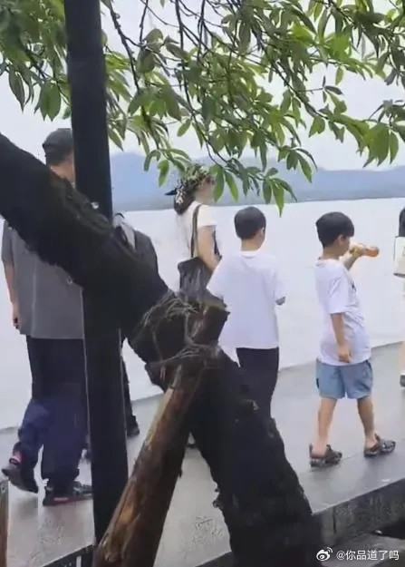 秋瓷炫于晓光暑假带着儿子啪嗒到西湖度假，47岁的秋瓷炫白T恤配牛仔裤，身材苗条，