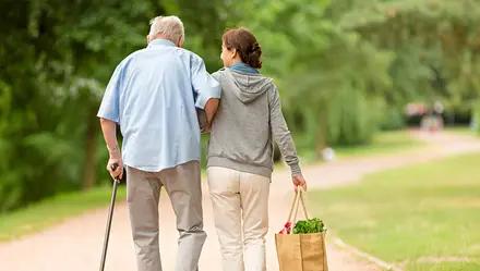 这招绝了老人一纸欠条把“冤大头”秒变“债权人”欠钱的是大爷要钱的像孙