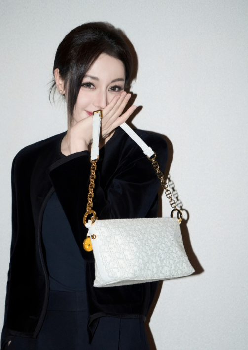 你是人间的四月天是黎明是晚霞是清风