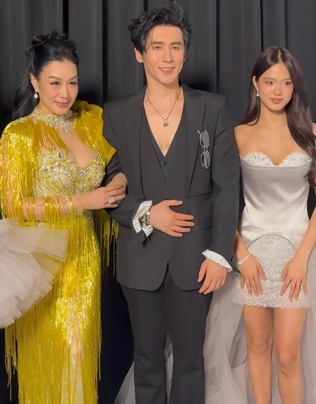 钟丽缇女儿走秀气场全开✨钟丽缇的基因也太强大了！俩女儿T台首秀直接惊艳全场