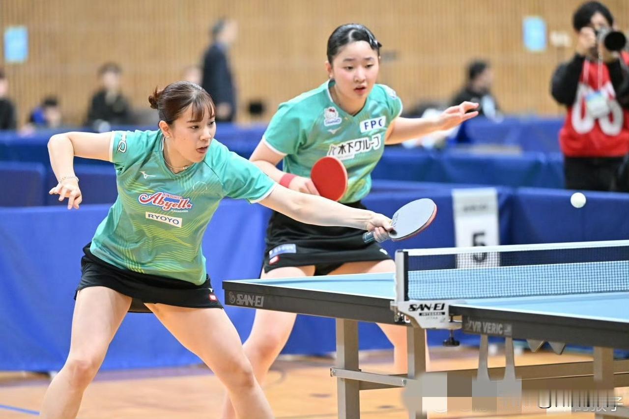 张本美和的体力是真的好啊。上午张本美和、长崎美柚打了三场女双的比赛，她俩是顺利