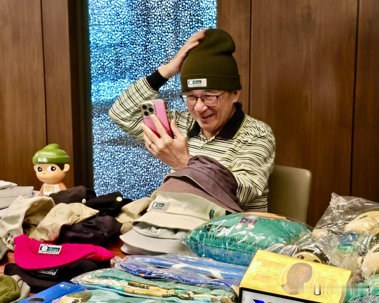 陈水扁今（15日）在脸书发文表示，阿扁摸扁帽看手机笑什么？1、看到网路笑话；2、