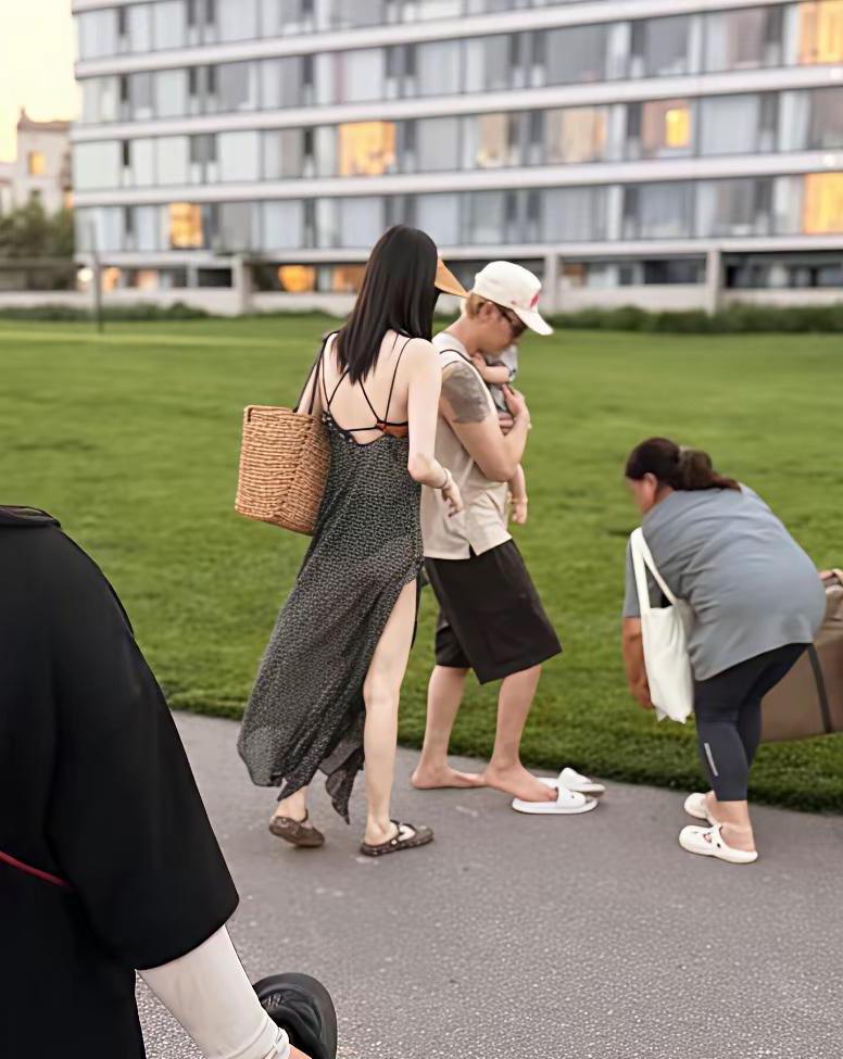 打赤脚的陈伟霆也是够接地气的～带老婆孩子外出，老婆独美，他抱孩子，也算是个好男人