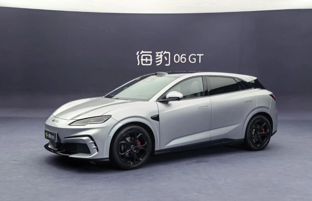 年轻时候很想要的车比亚迪海豹06GT青春就这短短一程，长大后才懂，有些年纪里，