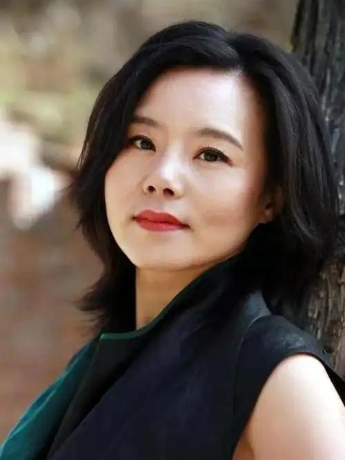 我想说，龚琳娜的婚姻失败，都是自作多情。龚琳娜，这位凭借《忐忑》走红网络的歌