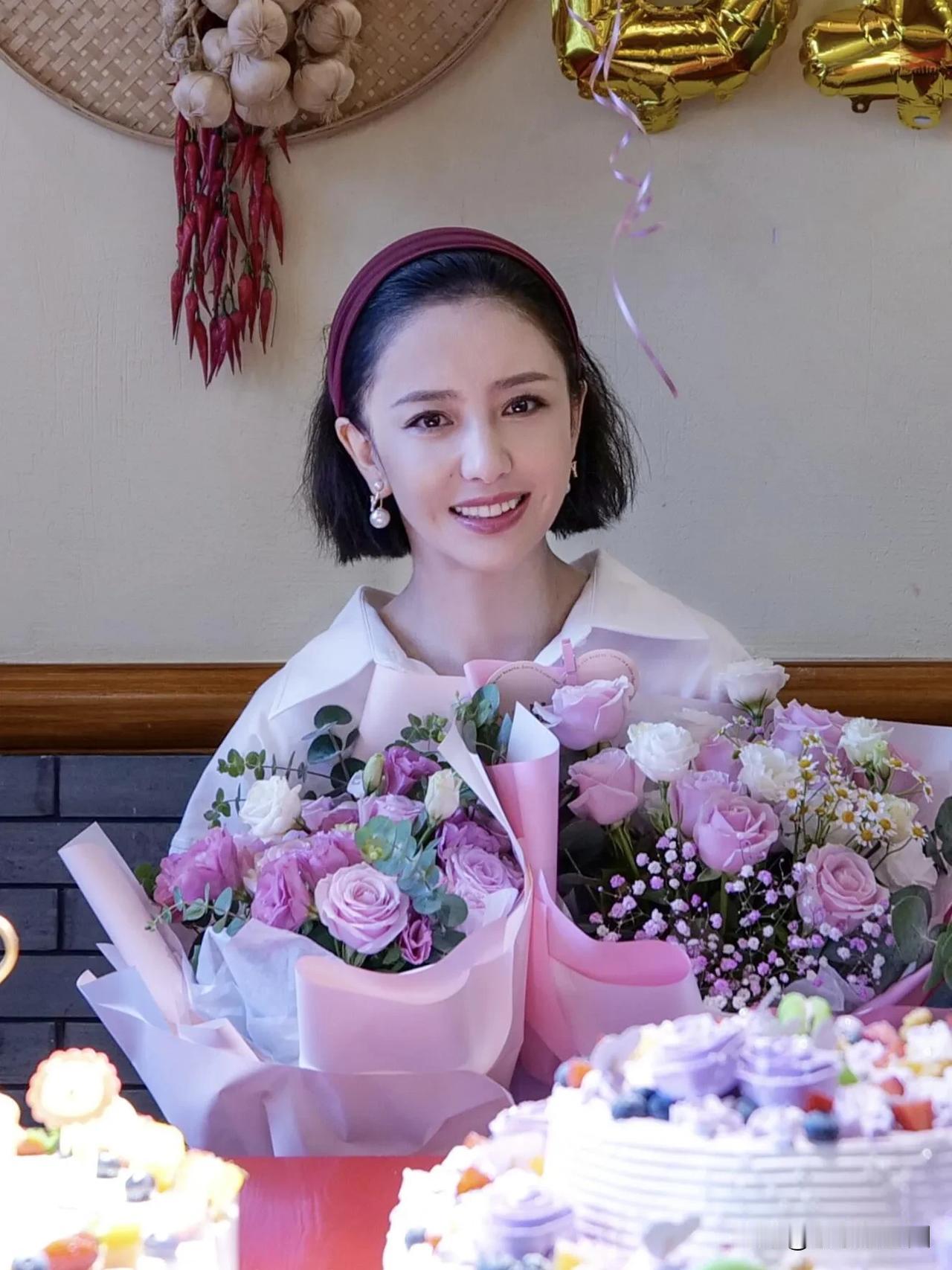 陈思诚零点为前妻佟丽娅庆生！他在微博晒出佟丽娅和儿子朵朵的背影照为她庆生，配文：