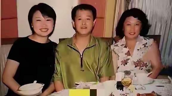 两位著名小品演员，我认识，太熟悉了，可是旁边穿黑衣服的美女是谁呀？一时想不起来名