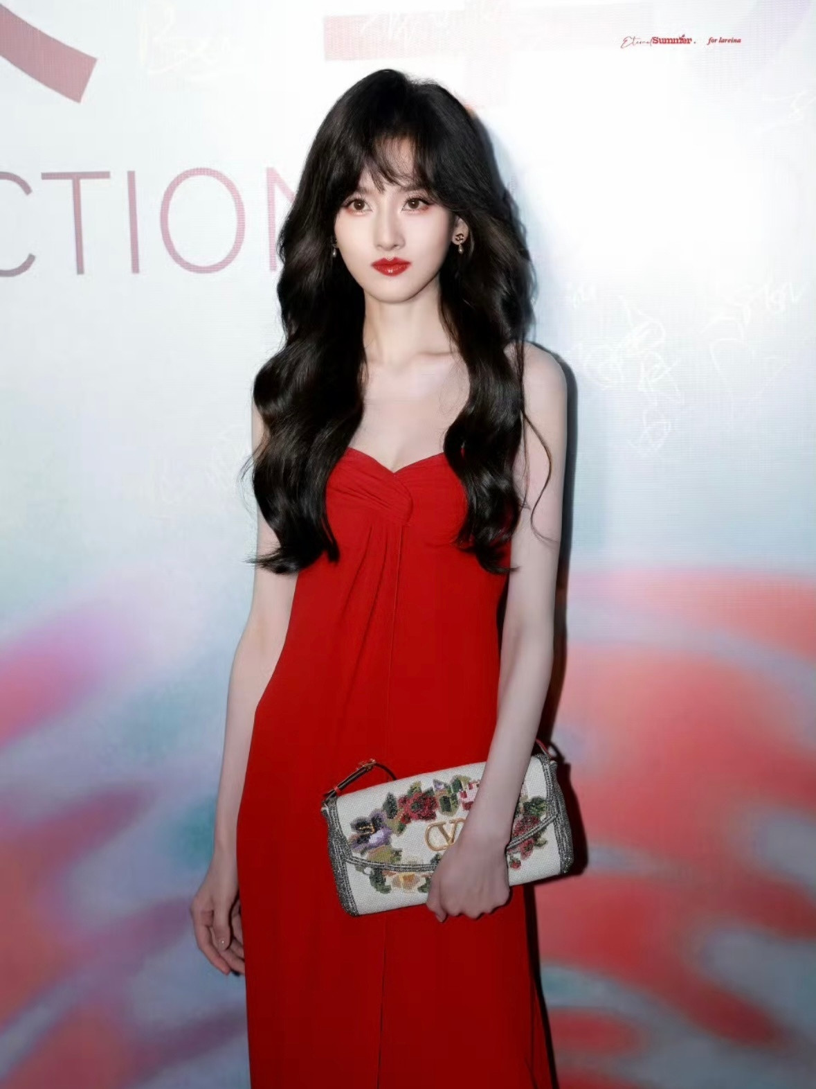 没人觉得赵露思的红裙贝微微才是天选吗？不理解为什么宋祖儿同款造型反而热度更高