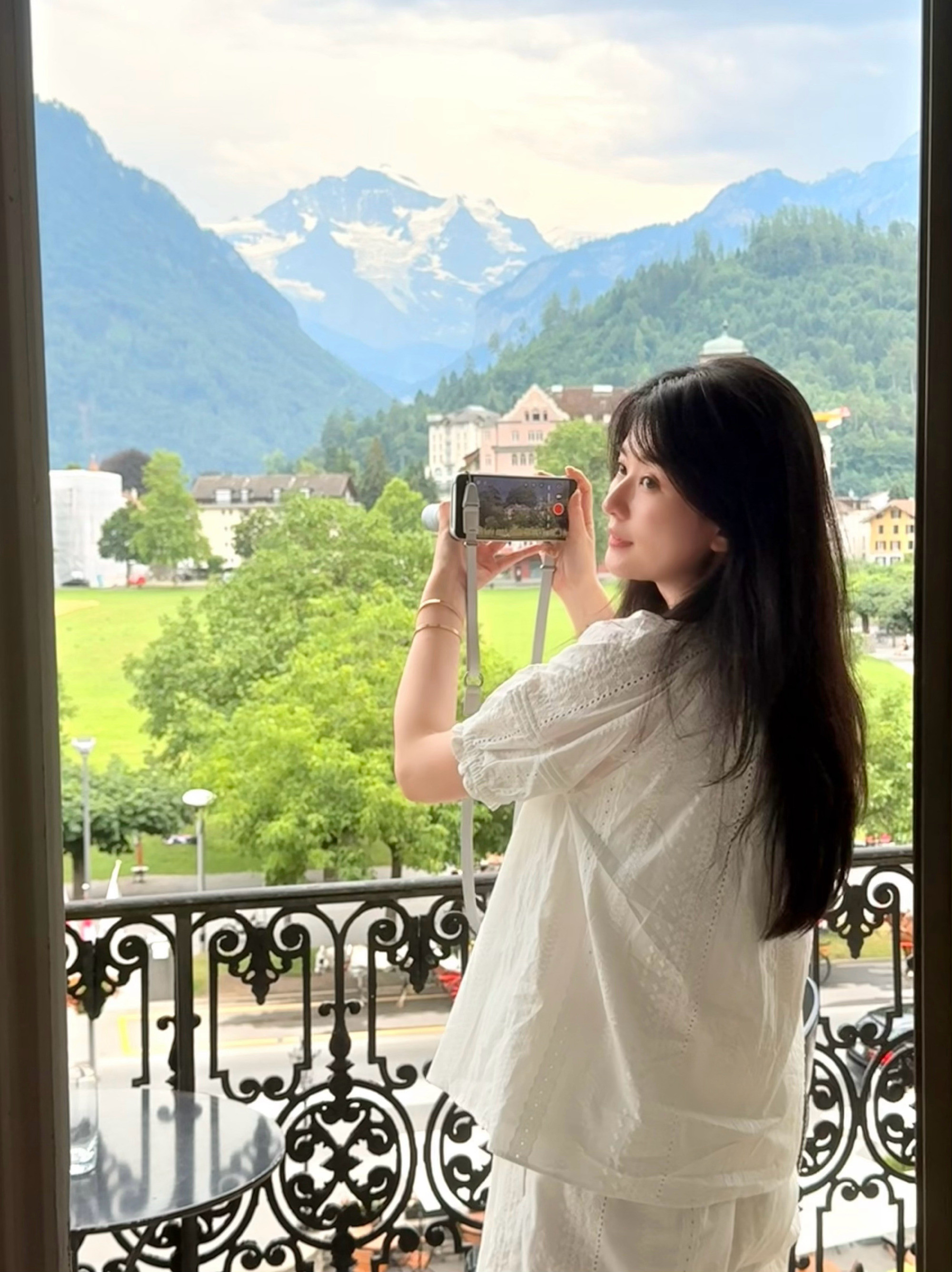 乔欣晒瑞士旅行随拍一身简约穿搭，夏日假日感满满。乔欣