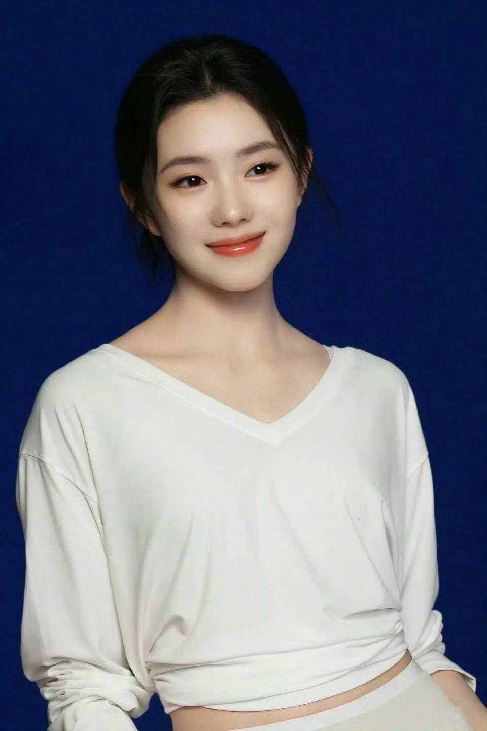 刘浩存无框眼镜刘浩存金属细镜腿设计凸显轻盈质感，泪痣与露肩上衣形成纯欲与知性的反