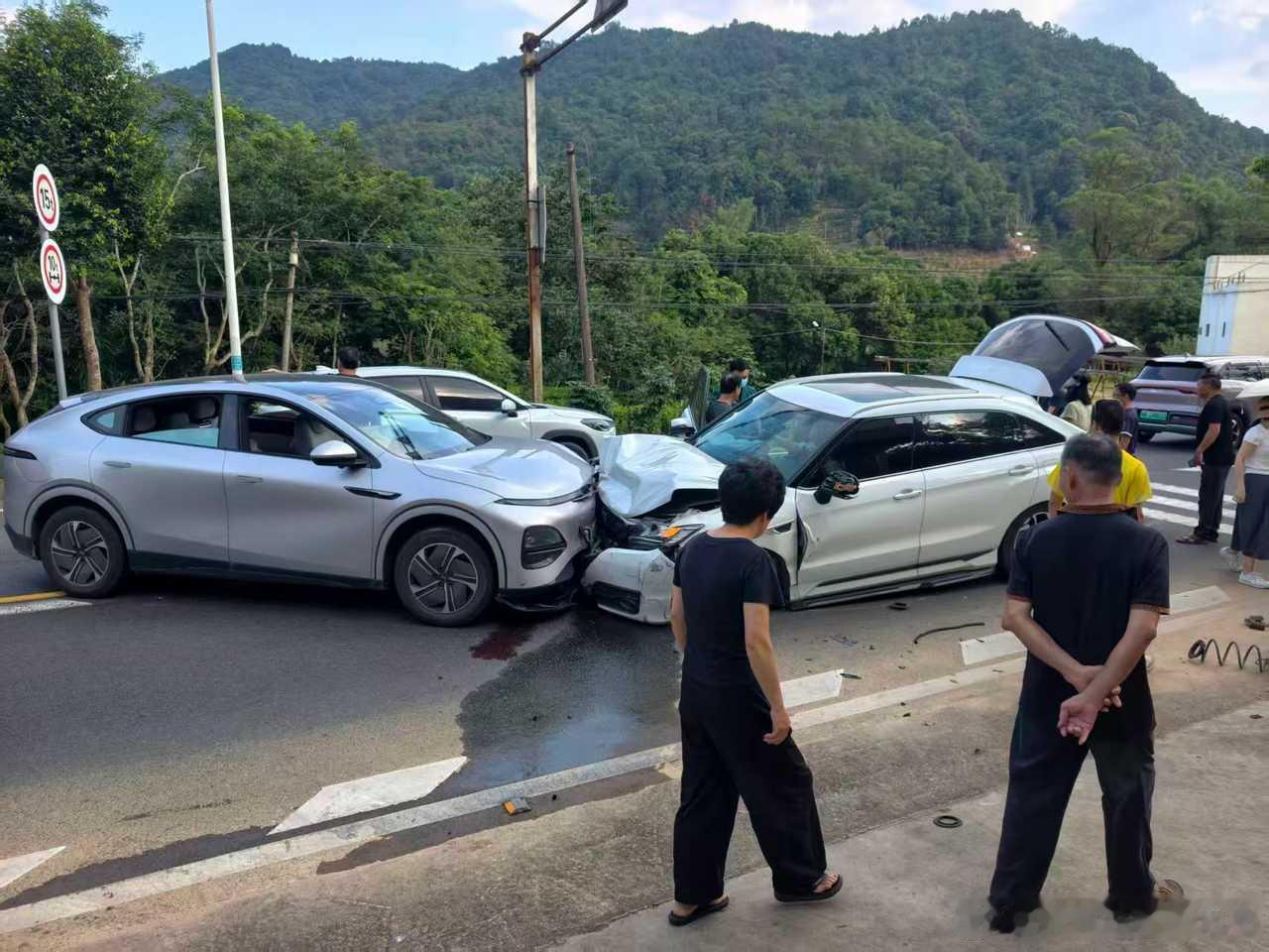 什么叫一体压铸的含金量轮子都撞没了，冲击力应该还是蛮大的这只是小鹏3年前的8000T一体压铸，现在新