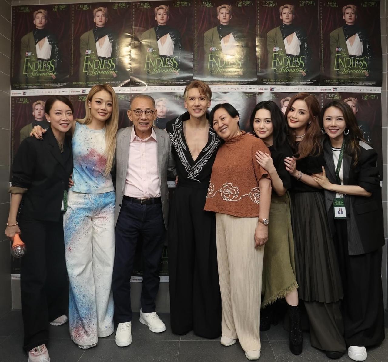 阿娇与阿Sa同框近照，这张大合照可以看出，老板杨受成对旗下艺人都很好。老板对