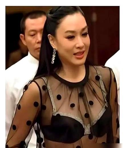55岁当了奶奶，就不能穿露背长裙了？钟丽缇一件大露背长裙，直接在网上炸开了锅