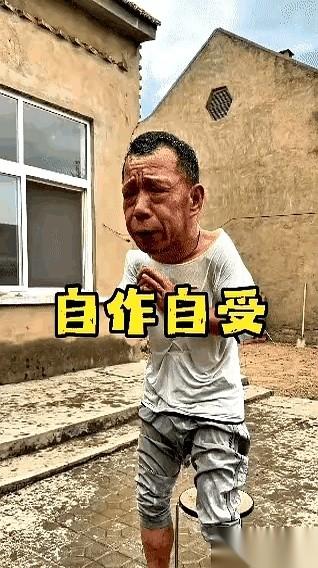 一个男人，真是把自己当大爷了。沙发上一瘫，薯片渣掉了一地，朝着厨房就喊：“过来