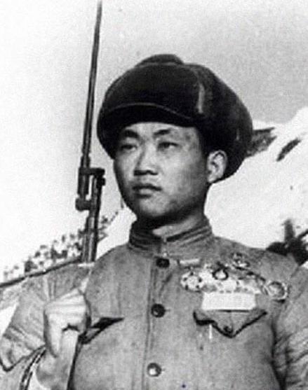 1952年，志愿军总部收到一封战报，上面记录了一个新兵在第一次战斗中一人坚守两个