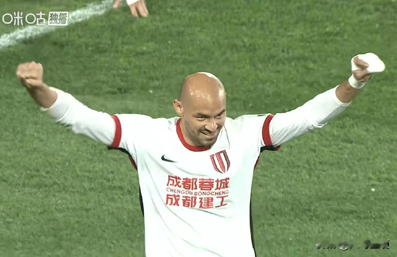 神了！又是费利佩！倒勾绝杀！成都蓉城外援费利佩连续两场倒勾进球⚽️，豪取七连胜[