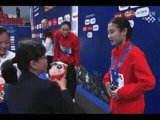 陈芋汐太难了，比赛投入全力夺冠，本想轻松拿个金牌，还得在颁奖仪式帮着“糊涂”的周