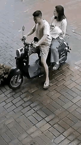 目睹这一幕，我实在忍不住想说：男友停车那是稳稳当当，真不能怪男友分毫！然而，女友