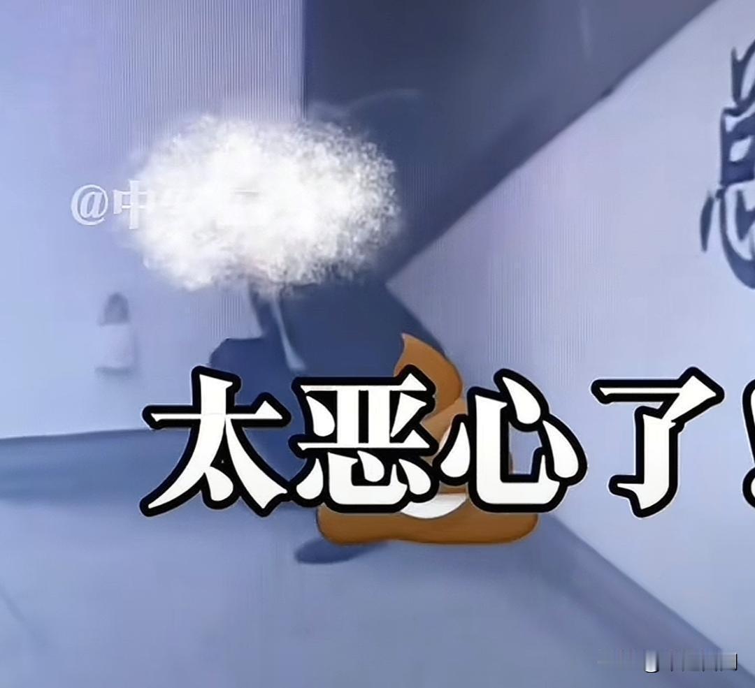 人有三急但是公共场合还是恶心！在广西南宁地铁三号线的“总部基站”站内，一男子看