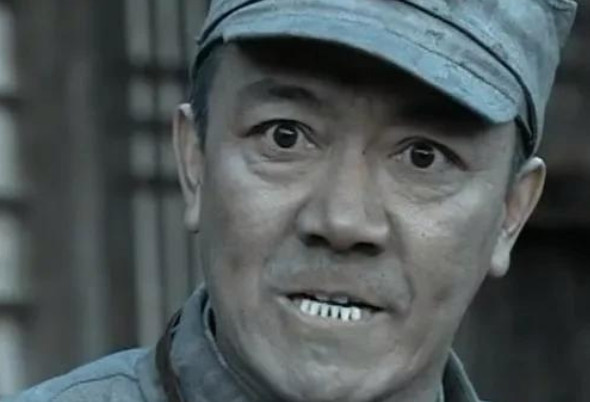 2005年，《亮剑》总投资900万，导演请唐国强饰演李云龙，唐国强一听片酬只有5