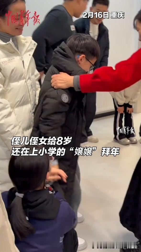 年纪小辈分却极大！8岁的“小嬢嬢”手里捧着厚厚一沓红包，静静等着侄女侄儿们磕头拜