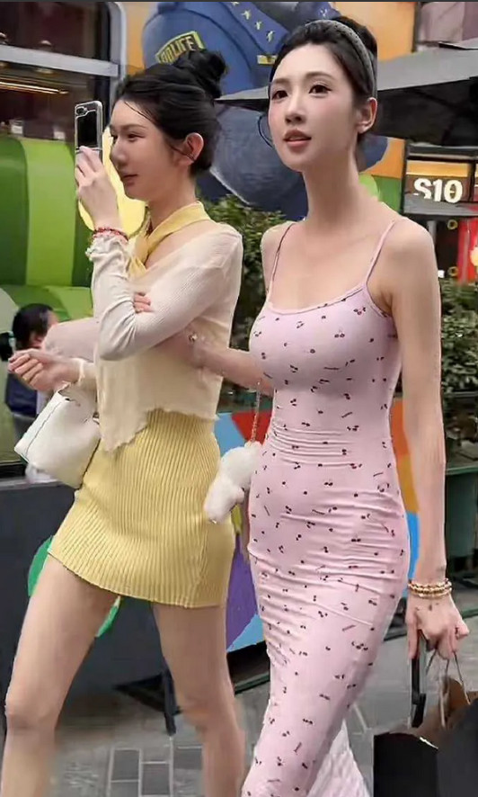 街上看到的漂亮女生，身材也太好了吧！​​​