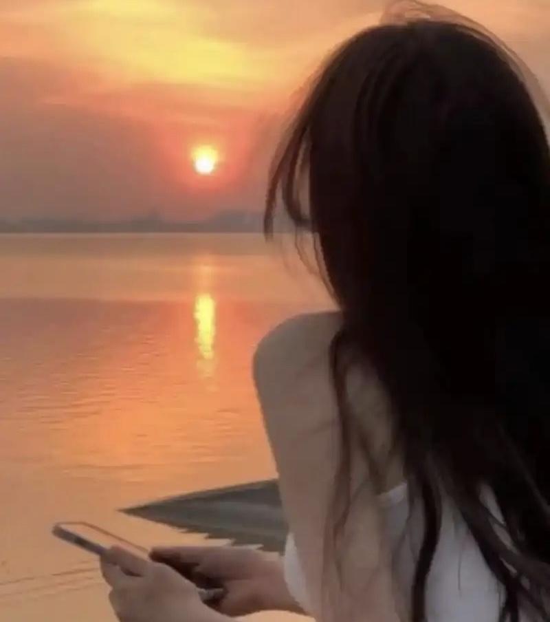 一对夫妻共同经营一家五金店，还有一位7岁的女儿，小日子过得不错。后面婆婆生病