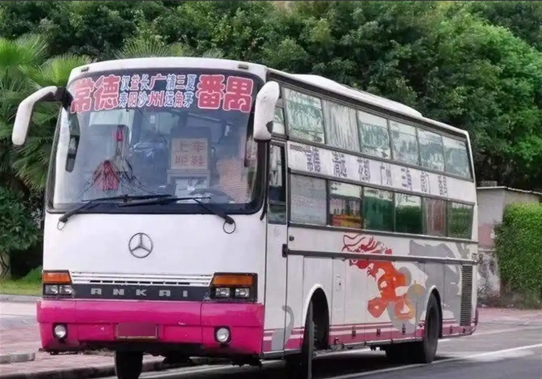 中国为什么要全面禁止卧铺大巴车？很简单，卧铺大巴车看似危险，实则一点也不安全，换