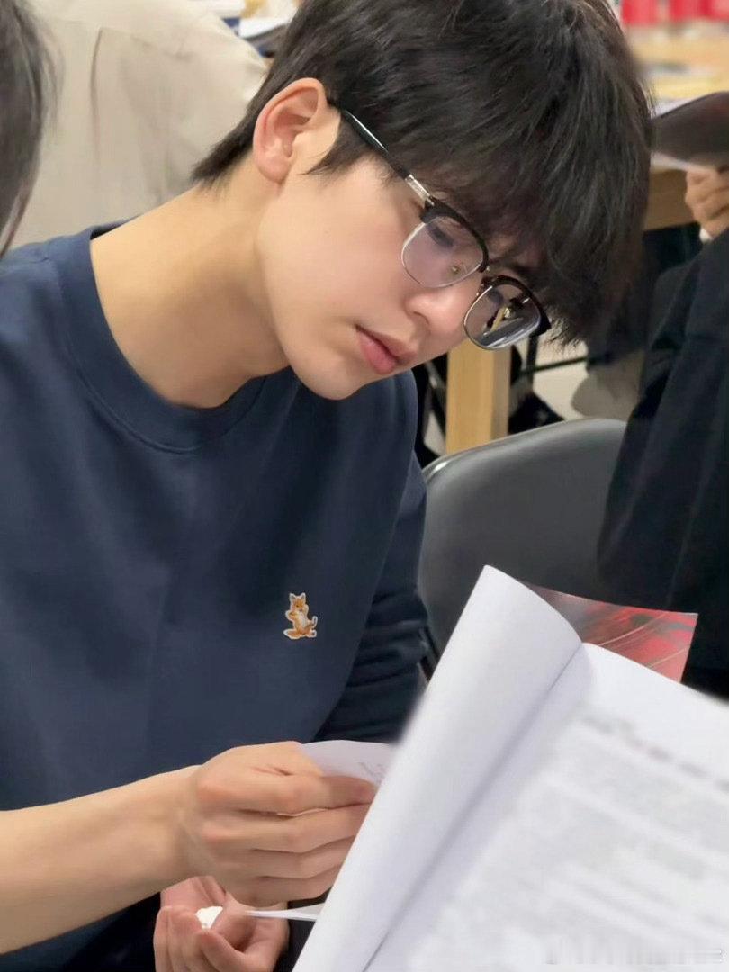 #张凌赫#半框黑眼镜的神！👓🙌🤩​