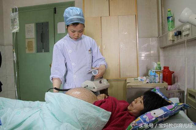46岁产妇已有三个女儿, 为凑好字拼三胎, 孩子出生后, 全家其乐融融